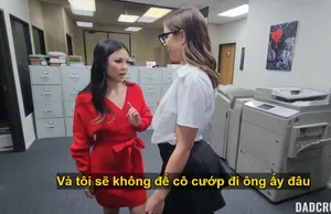 Cô gái xinh đẹp với làn da trắng và đôi chân dài gợi cảm cầm lấy con cặc rồi liếm và mút nó thật mạnh. Sự sung sướng này ngay lập tức làm cho dương vật cương cứng và đụ lỗ đít thật mạnh...